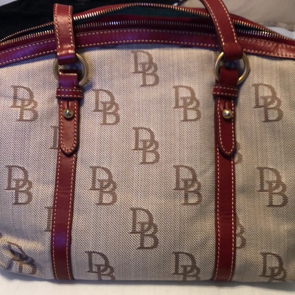 Dooney & Burke beautiful handbag. - Picture 2 of 5